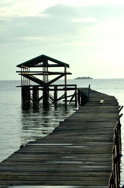 Ponte di legno sull'oceano — Foto Stock