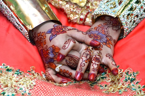 Henna auf den Händen der indonesischen Hochzeitsbraut — Stockfoto