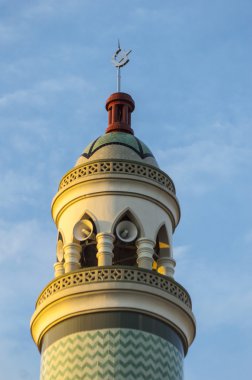 camii minaresi mavi gökyüzü karşı
