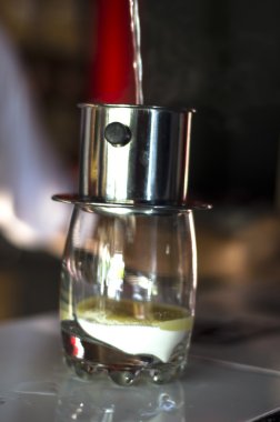 Vietnam tarzı bir kafede damlayan kahve