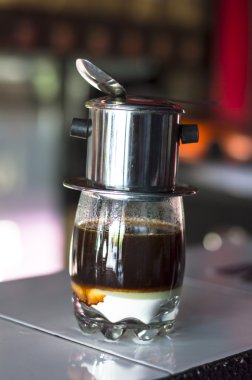 Vietnam tarzı bir kafede damlayan kahve