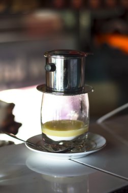 Vietnam tarzı bir kafede damlayan kahve