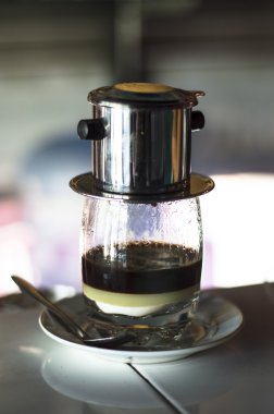 Vietnam tarzı bir kafede damlayan kahve