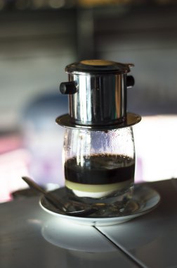 Vietnam tarzı bir kafede damlayan kahve