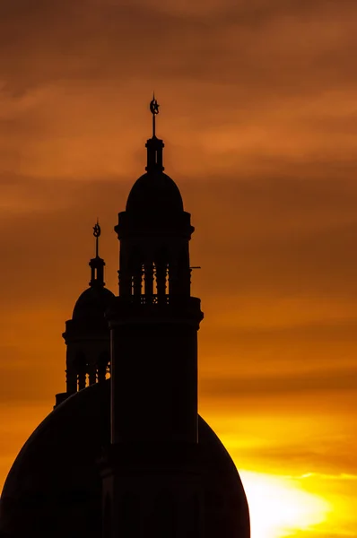 Mosque silhouette at twilight — Stock Photo, Image