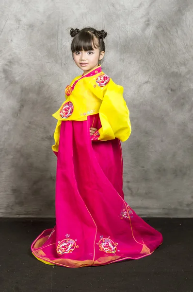 Asian dziewczynka nosić tradycyjny koreański Suknie — Zdjęcie stockowe