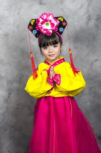 Malá Asiatka opotřebení korejské tradiční šaty — Stock fotografie