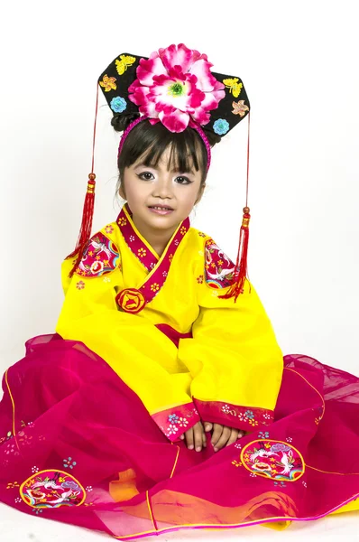 Азиатская маленькая девочка носить корейские традиционные платья — стоковое фото