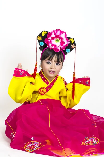 Азиатская маленькая девочка носить корейские традиционные платья — стоковое фото