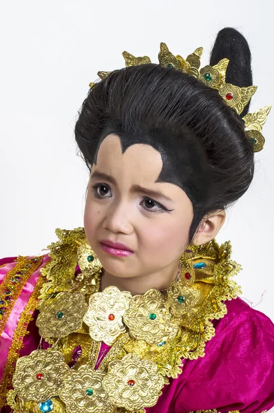 Malá Asiatka opotřebení Bugisnese tradiční šaty — Stock fotografie