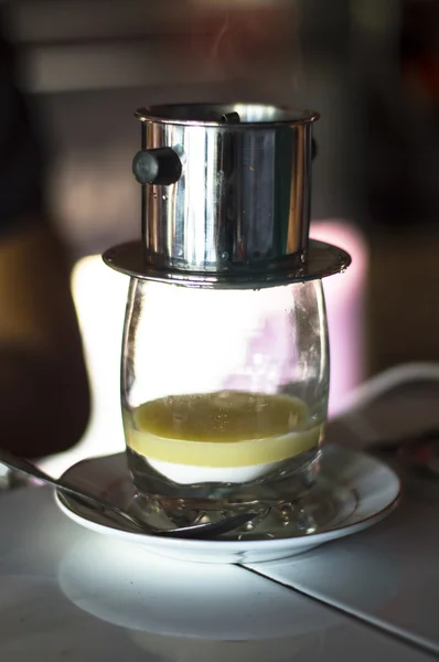 Kaffe droppade i vietnamesisk stil på ett kafé — Stockfoto