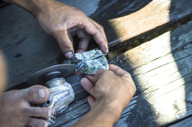 Erkek el batu akik veya doğal taş rought el değirmeni ile kesmek