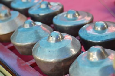 Endonezya'nın geleneksel bir müzik aleti Gamelan olduğunu