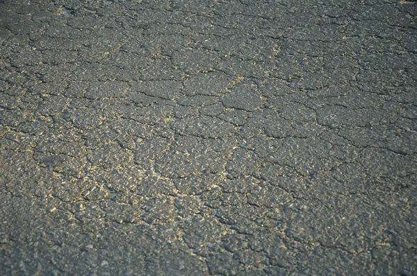 损坏的沥青路面 — 图库照片