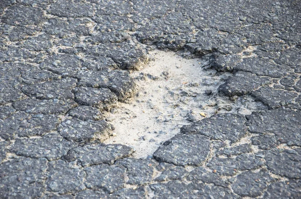 Uszkodzony asfalt — Zdjęcie stockowe