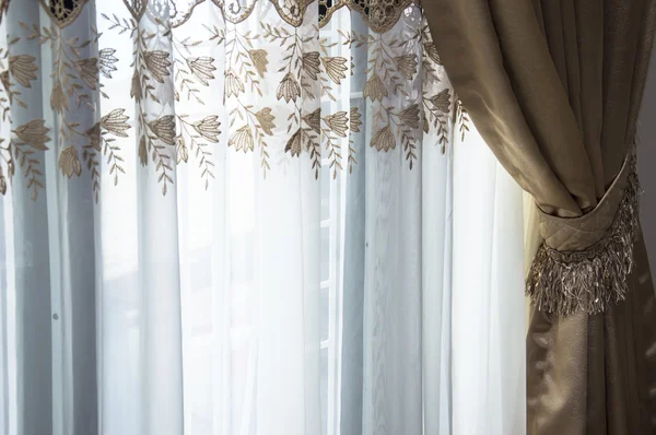 Silk gardin i fönstret — Stockfoto