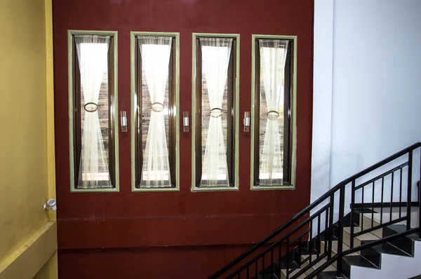 Moderne windows in het huis — Stockfoto