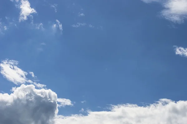 Extensión de nubes en el cielo azul —  Fotos de Stock