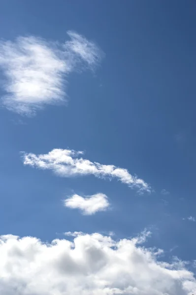 Extensão de nuvens no céu azul — Fotografia de Stock