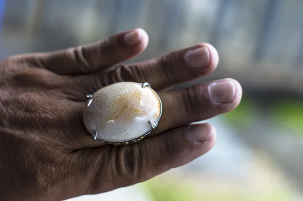 Batu akik o gemas naturales en el anillo — Foto de Stock