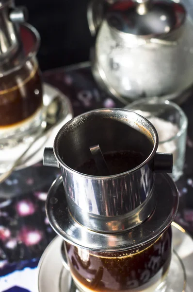 Koffie druipen in vietnamese stijl in een cafe — Stockfoto