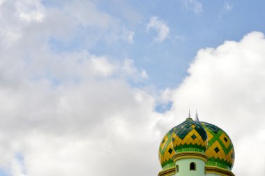 Mavi gökyüzüne karşı cami kubbesi.