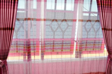 ipek perde üstünde pencere eşiği