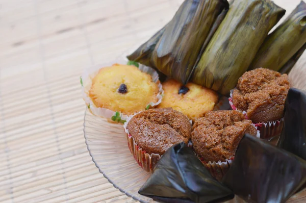 Tazza di tè e torta al tavolo della colazione bambù — Foto Stock