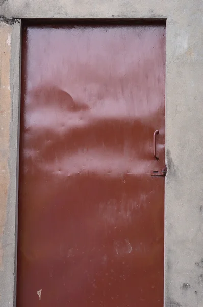 Velha porta de ferro marrom — Fotografia de Stock