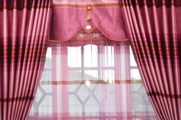 窓にシルクのカーテン — ストック写真