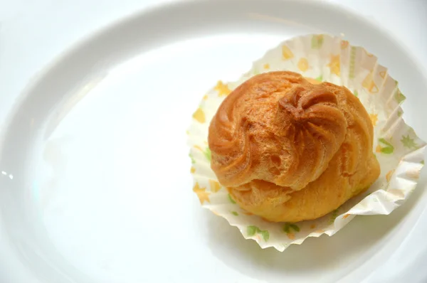 Eclairs en el plato blanco — Foto de Stock