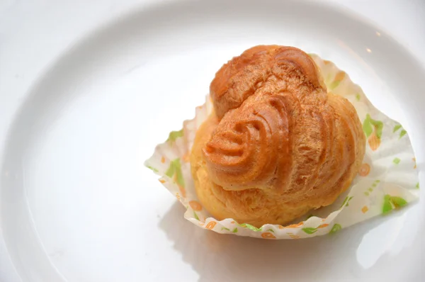 Eclairs auf dem weißen Teller — Stockfoto