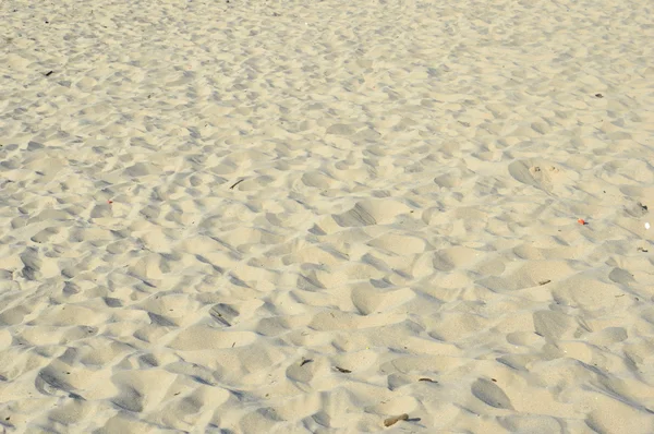 Padrão na praia de areia no dia ensolarado — Fotografia de Stock