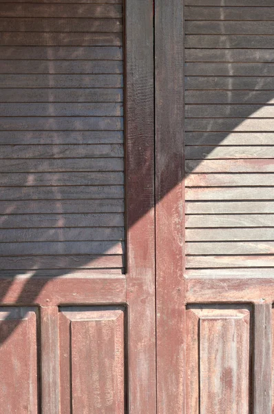 Коричневые двери — стоковое фото