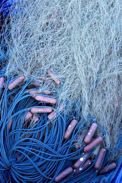 Balık ağlarına mavi plastik halat boyu — Stok fotoğraf
