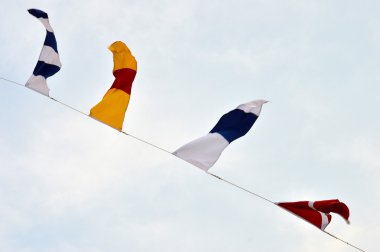 Mavi gökyüzü karşı Denizcilik bayrakları