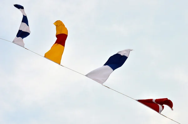 Maritima flaggor mot blå himmel — Stockfoto