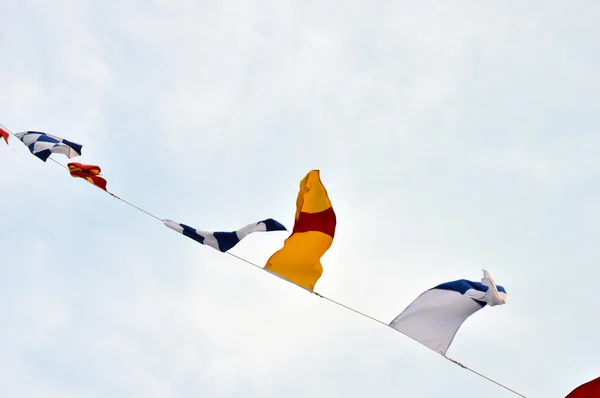 Морские флаги против голубого неба — стоковое фото