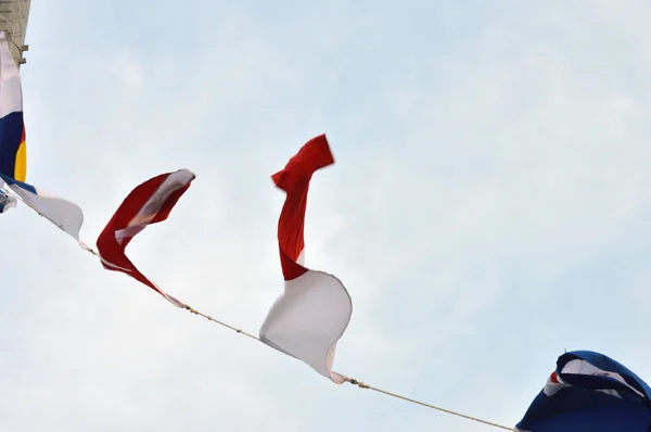 Bandeiras marítimas contra o céu azul — Fotografia de Stock