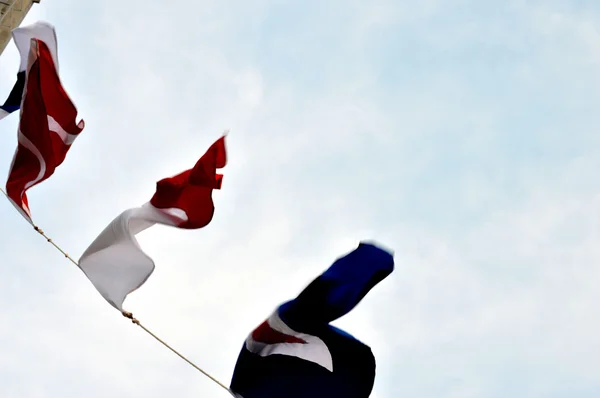 Tengeri zászlók ellen, blue sky — Stock Fotó