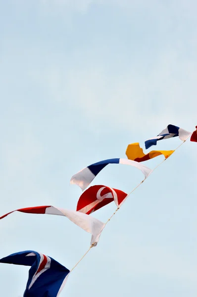 Tengeri zászlók ellen, blue sky — Stock Fotó