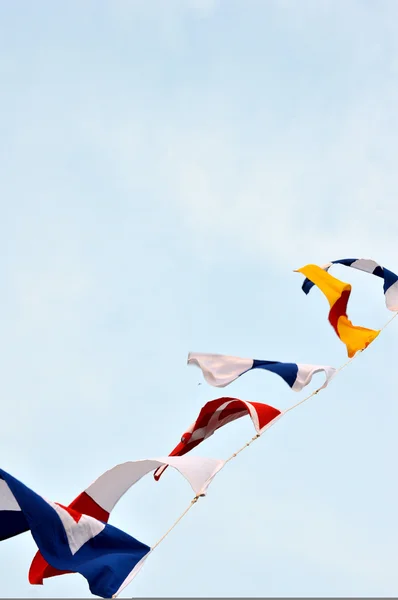 Bandeiras marítimas contra o céu azul — Fotografia de Stock