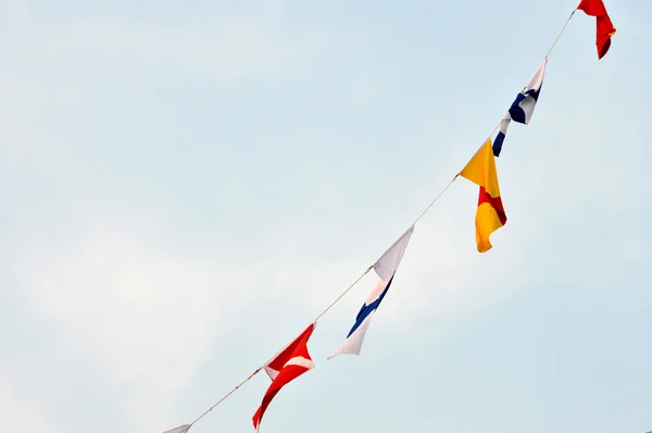 Maritieme vlaggen tegen blauwe hemel — Stockfoto