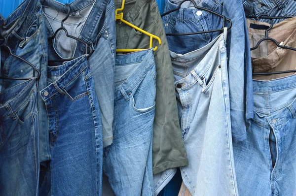 Gedetailleerde textuur en het patroon blauwe van de oude jeans — Stockfoto