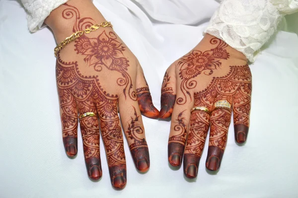 Henna op handen van Indonesische bruiloft bruid — Stockfoto