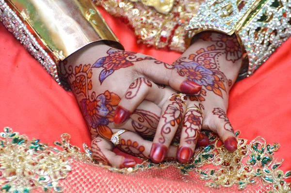 Henna nas mãos da noiva de casamento indonésia — Fotografia de Stock