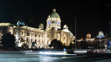 Belgrade, Sırbistan - 08 Kasım 2015: Sırp gören Nikola Pasic Meydanı'nda Belgrad şehir merkezinde bulunmaktadır nerede Millet Meclisi toplanır, Meclis Binası, gece manzarası.