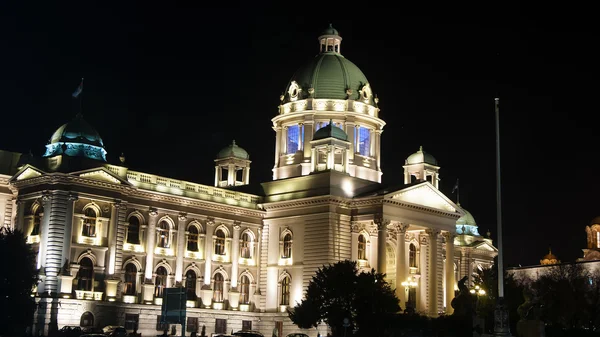 Belgrade, Sırbistan - 08 Kasım 2015: Sırp gören Nikola Pasic Meydanı'nda Belgrad şehir merkezinde bulunmaktadır nerede Millet Meclisi toplanır, Meclis Binası, gece manzarası. Stok Resim