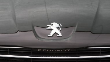 Niş, Sırbistan - Mayıs, 02.2016: Peugeot 508sw, maç mark başlık üzerinde.