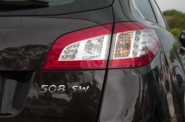 Niş, Sırbistan - Mayıs, 02.2016: Peugeot 508sw maç parlak arkadan.